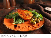 Тарелка с вкусной рукколой, грушей и оливками на столе. Стоковое фото, фотограф Pixel_shot / Фотобанк Лори