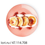 Тарелка вкусных сырников со сметаной и малиновым джемом на белом фоне. Стоковое фото, фотограф Pixel_shot / Фотобанк Лори