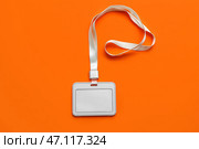 Пустой бейдж со шнурком на цветном фоне. Стоковое фото, фотограф Pixel_shot / Фотобанк Лори
