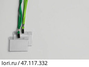 Пустые бейджи на сером фоне. Стоковое фото, фотограф Pixel_shot / Фотобанк Лори