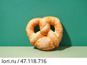 Вкусный крендель на цветном фоне. Стоковое фото, фотограф Pixel_shot / Фотобанк Лори