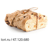 Вкусное печенье бискотти, перевязанное ниткой на белом фоне. Стоковое фото, фотограф Pixel_shot / Фотобанк Лори