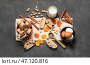 Композиция с печеньем бискотти, корицей, орехами и курагой на черном гранж-фоне. Стоковое фото, фотограф Pixel_shot / Фотобанк Лори