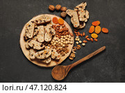 Доска с вкусным печеньем бискотти, курагой и орехами на черном гранж-фоне. Стоковое фото, фотограф Pixel_shot / Фотобанк Лори