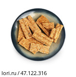 Тарелка вкусных кунжутных козинаки на белом фоне. Стоковое фото, фотограф Pixel_shot / Фотобанк Лори