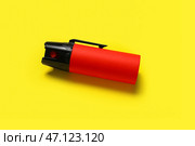 Перцовый баллончик на желтом фоне. Стоковое фото, фотограф Pixel_shot / Фотобанк Лори