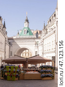 Russia, Moscow, April 29, 2019: Tretyakovsky Proyezd. Street of luxury stores. Редакционное фото, фотограф Татьяна Васильева / Фотобанк Лори