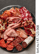 Шиферная тарелка с ассортиментом вкусных деликатесов на фоне гранж. Стоковое фото, фотограф Pixel_shot / Фотобанк Лори