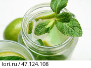 Баночка из-под засоленных огурцов с вкусным мохито на светлом фоне, крупный план. Стоковое фото, фотограф Pixel_shot / Фотобанк Лори