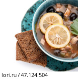 Тарелка вкусного супа Ходжподж с хлебом на белом фоне, крупный план. Стоковое фото, фотограф Pixel_shot / Фотобанк Лори