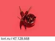 Чашка с нарезанными перчиками на красном фоне. Стоковое фото, фотограф Pixel_shot / Фотобанк Лори