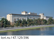 Вид на Космодамианскую набережную с Большого Краснохолмского моста. Москва, Россия (2024 год). Стоковое фото, фотограф Елена Коромыслова / Фотобанк Лори