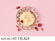 Тарелка с вкусным турецким Писмание на розовом фоне. Стоковое фото, фотограф Pixel_shot / Фотобанк Лори