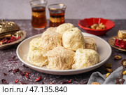 Тарелка с вкусным турецким писманией на столе. Стоковое фото, фотограф Pixel_shot / Фотобанк Лори