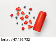 Композиция с банкой свежего содовой напитка и ягодами на белом фоне. Стоковое фото, фотограф Pixel_shot / Фотобанк Лори