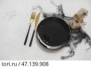 Сервировка стола с черепом и паутиной на светлом фоне. Стоковое фото, фотограф Pixel_shot / Фотобанк Лори