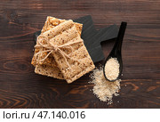 Доска вкусных батончиков козинаки с кунжутом на темном деревянном фоне. Стоковое фото, фотограф Pixel_shot / Фотобанк Лори