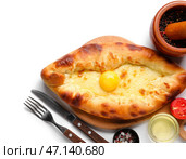 Вкусные хачапури по-аджарски на белом фоне. Стоковое фото, фотограф Pixel_shot / Фотобанк Лори