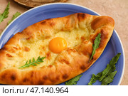 Тарелка с вкусным хачапури по-аджарски, крупным планом. Стоковое фото, фотограф Pixel_shot / Фотобанк Лори