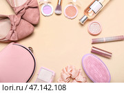 Рамка из женских аксессуаров и обуви на цветном фоне. Стоковое фото, фотограф Pixel_shot / Фотобанк Лори