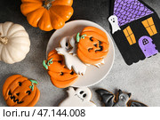 Тарелка с хэллоуинским печеньем, тыквами, бумажным домиком на черно-белом фоне. Стоковое фото, фотограф Pixel_shot / Фотобанк Лори