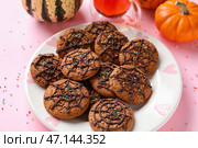 Тарелка с хэллоуинским паутинным печеньем на розовом фоне, крупным планом. Стоковое фото, фотограф Pixel_shot / Фотобанк Лори