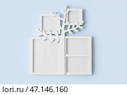 Генеалогическое древо с фоторамками на синей стене. Стоковое фото, фотограф Pixel_shot / Фотобанк Лори