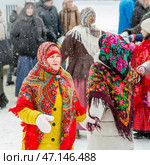Женщины с повязанными Павловопосадскими яркими цветными платками на головах. Празднование Масленицы на территории Кафедрального собора в честь Преображения Господня. Бердск, Новосибирская область, Западная Сибирь, Россия. Редакционное фото, фотограф Евгений Мухортов / Фотобанк Лори