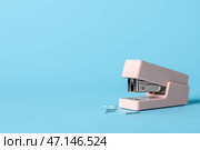 Степлер со скобами на цветном фоне. Стоковое фото, фотограф Pixel_shot / Фотобанк Лори