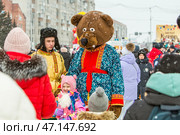 Ростовой костюм бурого медведя в старорусской рубахе. Празднование Масленицы на территории площади имени Максима Горького. Город Бердск, Новосибирская область, Западная Сибирь, Россия. Редакционное фото, фотограф Евгений Мухортов / Фотобанк Лори