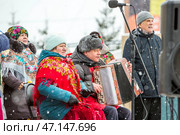 Женщина в ярком платке и мужчина с баяном. Празднование Масленицы на территории площади имени Максима Горького. Город Бердск, Новосибирская область, Западная Сибирь, Россия. Редакционное фото, фотограф Евгений Мухортов / Фотобанк Лори
