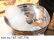 Изготовление сладкой ваты на открытом воздухе, крупным планом. Стоковое фото, фотограф Pixel_shot / Фотобанк Лори