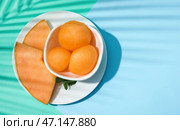 Чаша с вкусным сорбетом из дыни на синем фоне. Стоковое фото, фотограф Pixel_shot / Фотобанк Лори