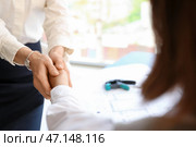 Деловые женщины пожимают друг другу руки во время встречи в офисе. Стоковое фото, фотограф Pixel_shot / Фотобанк Лори