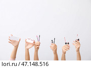 Многие руки с декоративной косметикой и накладные ресницы на белом фоне. Стоковое фото, фотограф Pixel_shot / Фотобанк Лори