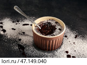 Рамекин с вкусным лавовым пирогом на темном фоне. Стоковое фото, фотограф Pixel_shot / Фотобанк Лори