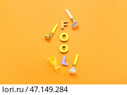 Композиция со свистками и словом ДУРА на оранжевом фоне. Стоковое фото, фотограф Pixel_shot / Фотобанк Лори