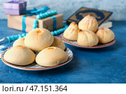 Вкусное арабское печенье на цветном фоне. Стоковое фото, фотограф Pixel_shot / Фотобанк Лори