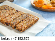 Вкусные батончики на столе. Стоковое фото, фотограф Pixel_shot / Фотобанк Лори