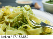 Поедание вкусной пасты песто с тарелки, крупным планом. Стоковое фото, фотограф Pixel_shot / Фотобанк Лори