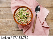 Чаша с вкусной окрошкой на деревянном фоне. Стоковое фото, фотограф Pixel_shot / Фотобанк Лори
