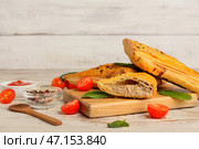 Доска с вкусной узбекской самсой на белом деревянном фоне. Стоковое фото, фотограф Pixel_shot / Фотобанк Лори