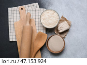 Миски с различными дрожжами и кухонной утварью на черно-белом фоне. Стоковое фото, фотограф Pixel_shot / Фотобанк Лори