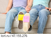 Симпатичные девочки-близняшки и стикеры со словом SISTERS дома, крупным планом. Стоковое фото, фотограф Pixel_shot / Фотобанк Лори