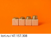 Деревянные кубики и катушки на цветном фоне. Стоковое фото, фотограф Pixel_shot / Фотобанк Лори
