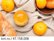 Баночка вкусного мандаринового варенья и хлеб на столе. Стоковое фото, фотограф Pixel_shot / Фотобанк Лори