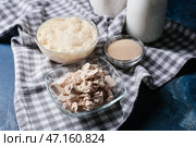 Миски со свежими и сухими дрожжами на цветном фоне. Стоковое фото, фотограф Pixel_shot / Фотобанк Лори
