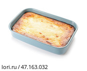 Блюдо с вкусной творожной запеканкой на белом фоне. Стоковое фото, фотограф Pixel_shot / Фотобанк Лори