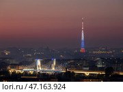 Россия. Санкт-Петербург. Крыши города. Вид на мост Бетанкура и телебашню с подсветкой в виде российского флага (2020 год). Редакционное фото, фотограф Литвяк Игорь / Фотобанк Лори