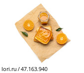 Вкусный тост с мандариновым джемом на белом фоне. Стоковое фото, фотограф Pixel_shot / Фотобанк Лори